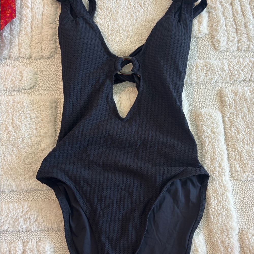 Chic Black Textured Swimsuit with Cut-Out